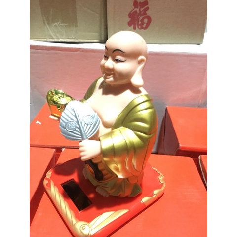 Tượng Phật Di Lặc Dáng Đứng Gật Gù Vẫy Quạt Năng Lượng Mặt Trời