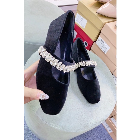 Giày bệt đá trắng chất đẹp.Mềm mịn. Hàng Lucky size. fullbox