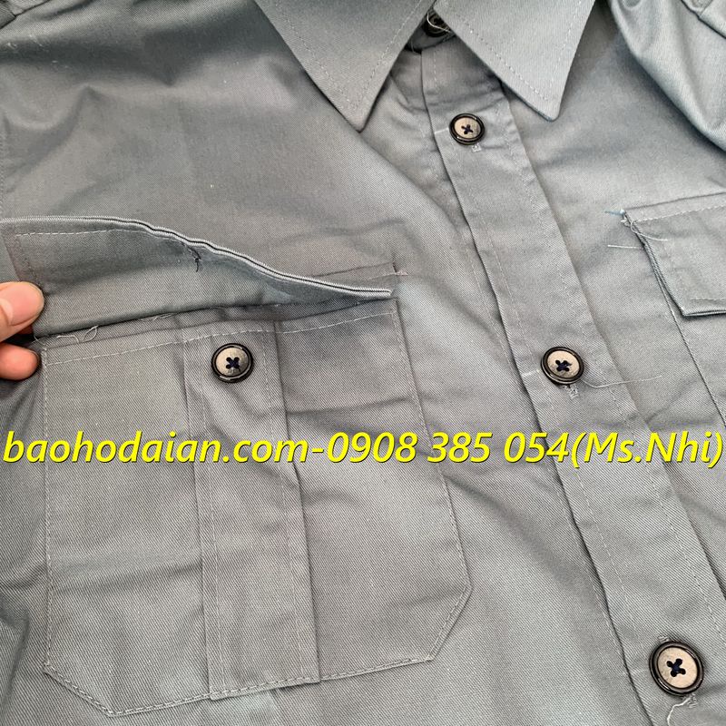 Áo bảo vệ ngắn tay màu xám kèm 2 logo, chất vải kaki 65/35 dày dặn thoáng mát