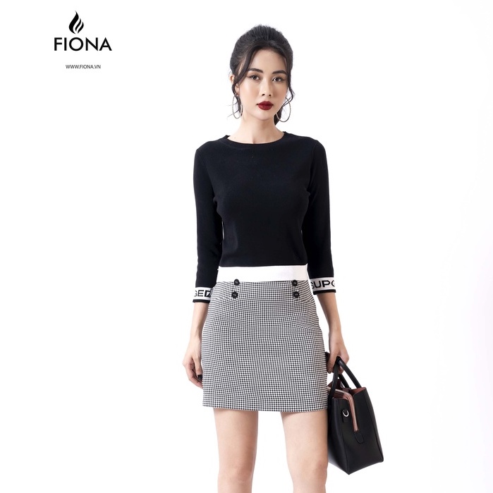 Chân váy dạ FIONA, Chân váy ôm họa tiết kẻ đen trắng đính cúc F250512