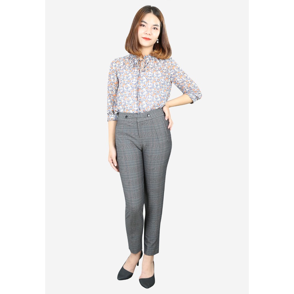 Quần ống côn caro nâu cạp 5 cm túi cơi thẳng quai nhê nhỏ lật trang trí The One Fashion QL231CRN