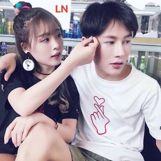 Áo đôi bàn tay đỏ