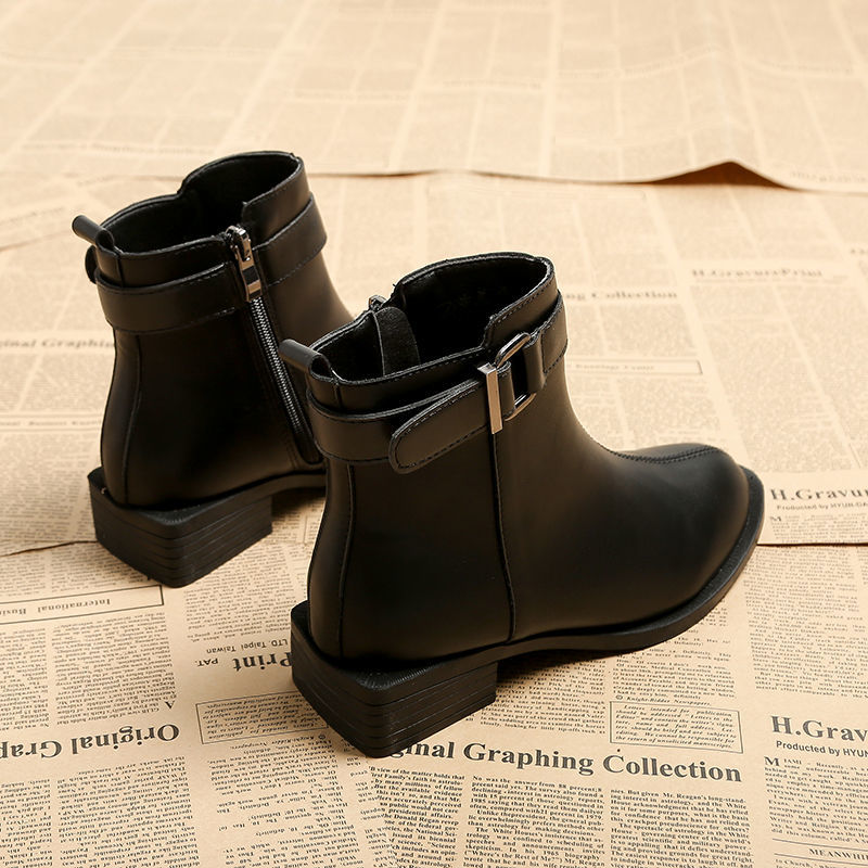 Đôi giày bốt gót vuông phối quai cài thời trang sành điệu dành cho nữ