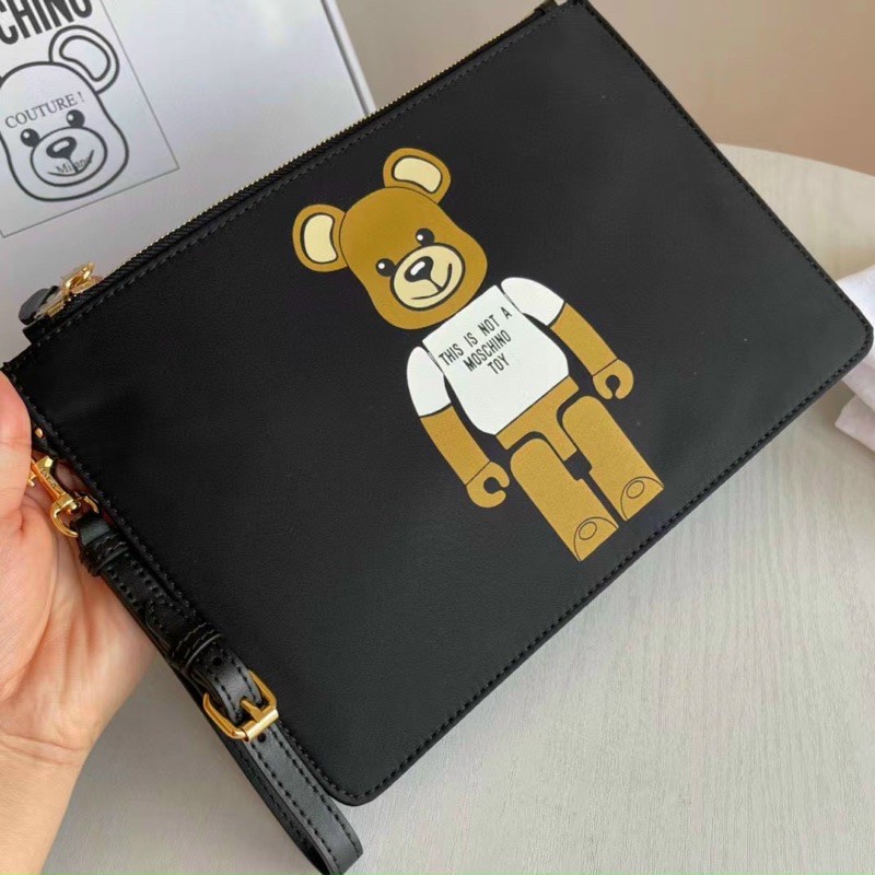 Túi clutch M.o.z.chi.nio gấu