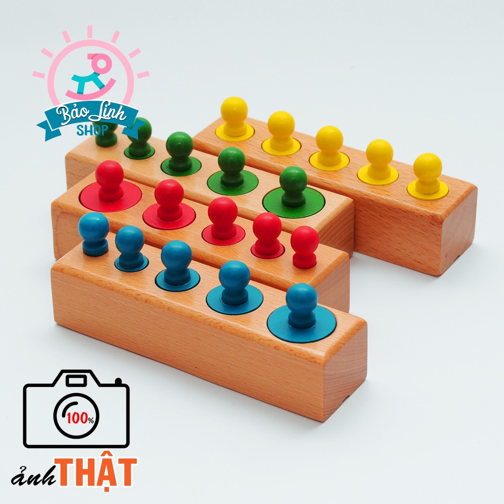 Giáo cụ Montessori 0-3 - Bộ núm trụ mầu - Bản gia đình giúp bé học về màu sắc, phân biệt to nhỏ, cao thấp