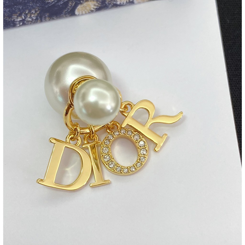 Khuyên tai Dior đính ngọc trai phong cách retro