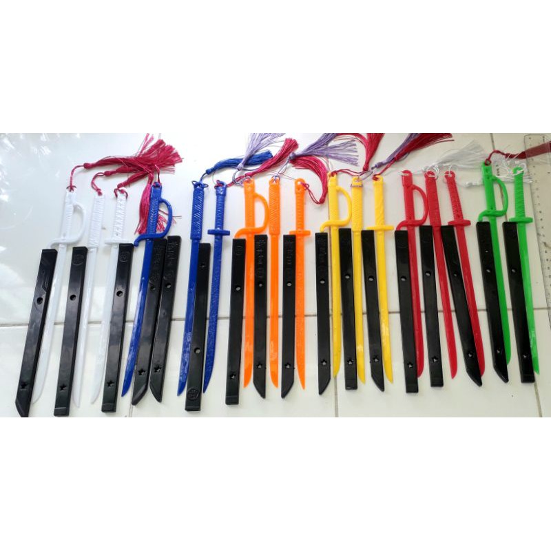 Một thanh_gươm trưng bày bằng nhựa dài 27cm