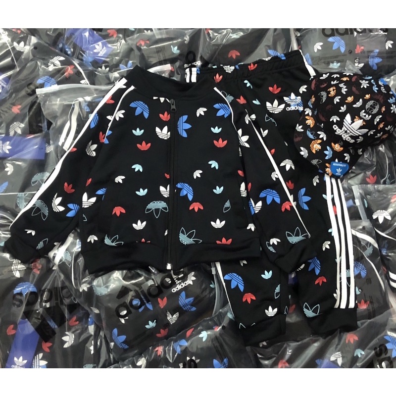 Bộ thể thao hoạ tiết adi.das cho bé trai màu đen size 12-35 cân