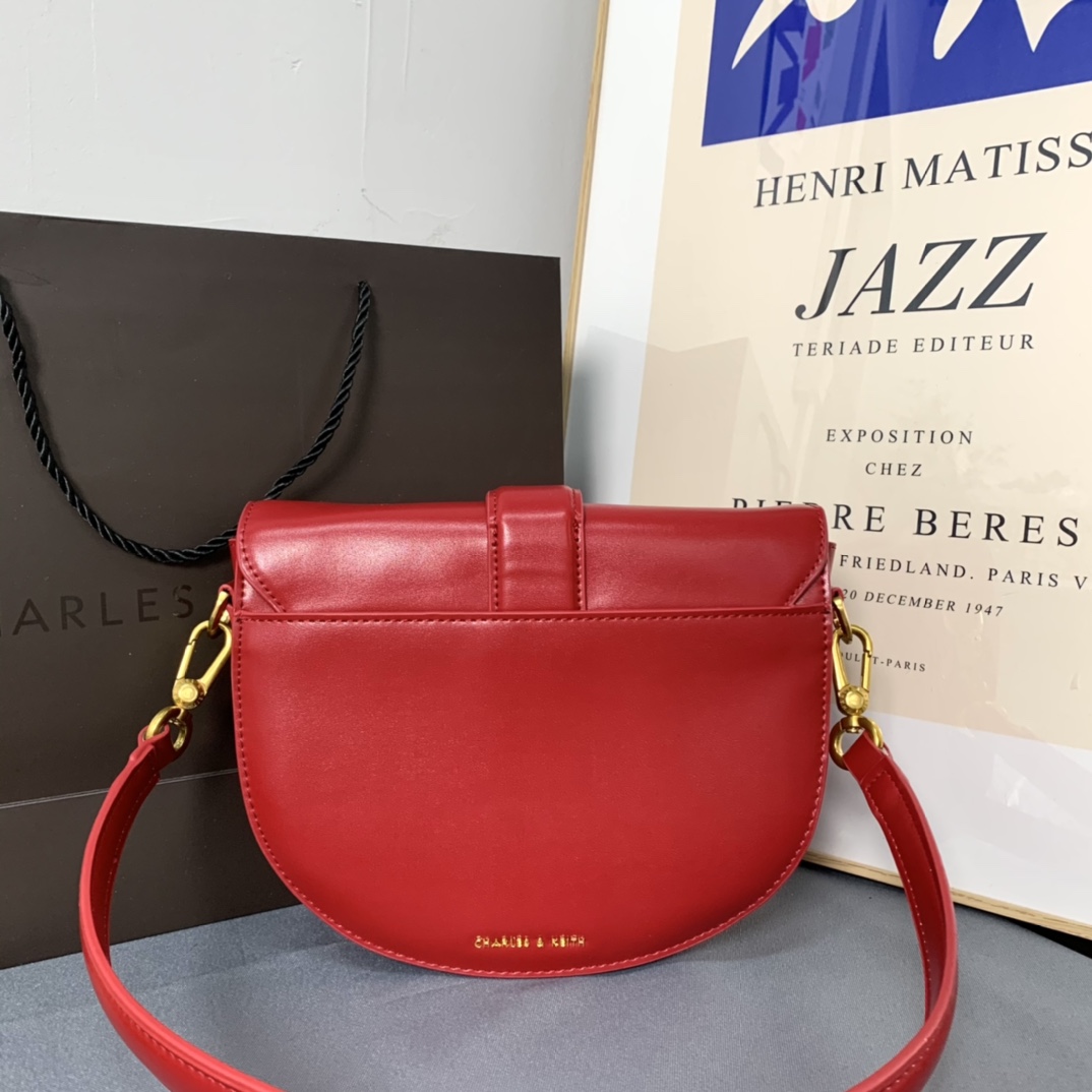 Charles and Keith Túi yên phụ nữ Túi đeo vai Túi đeo chéo Túi dưới cánh tay