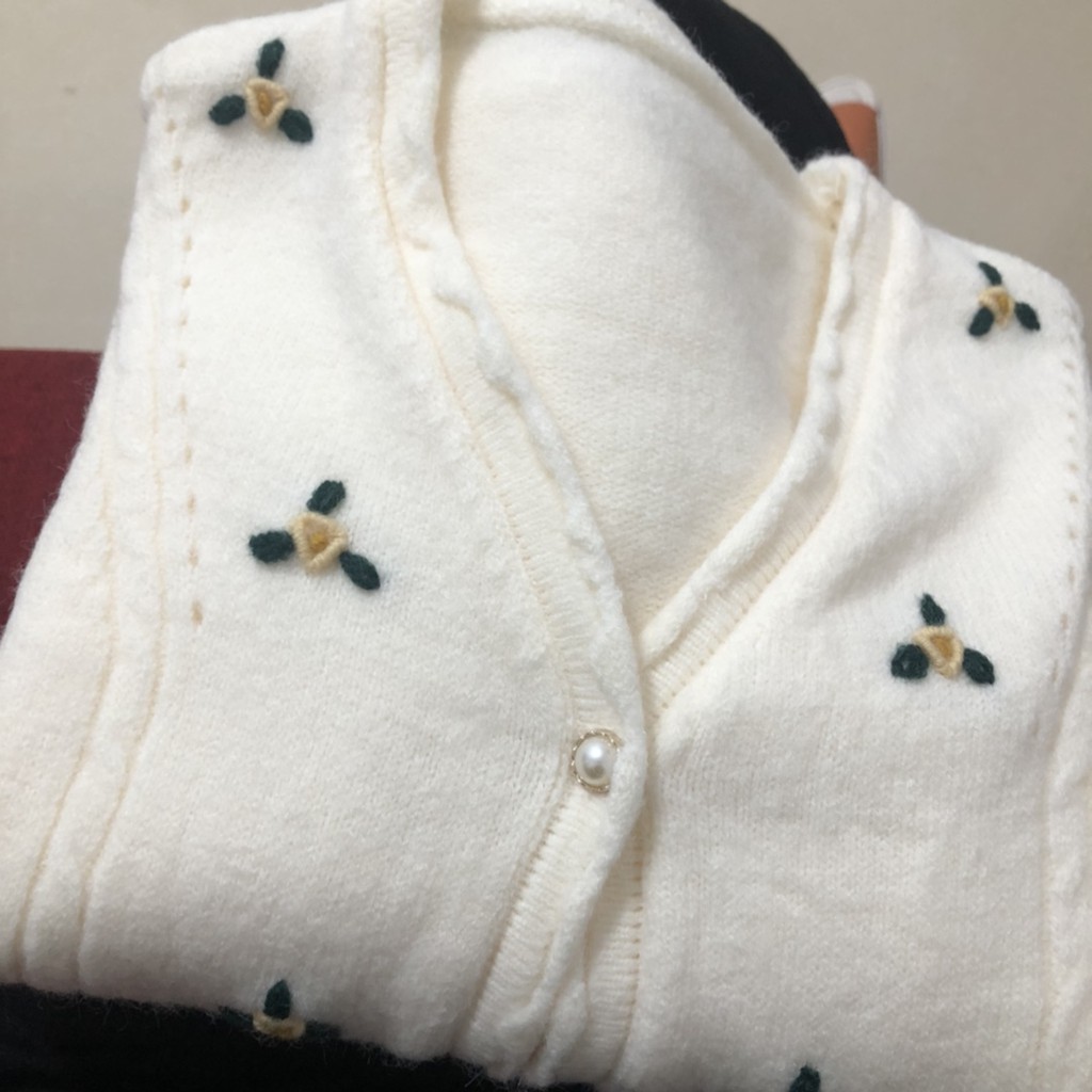 Áo khoác len cardigan thêu hoa nút ngọc trắng xinh xắn (có hình thật) | BigBuy360 - bigbuy360.vn