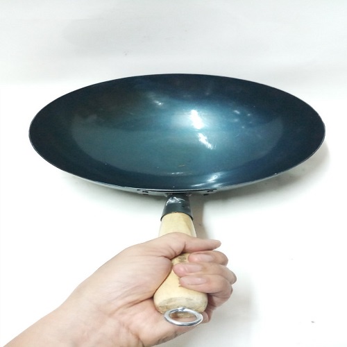 CHẢO THÉP 1 TAY CẦM CÁN GỖ ĐÃ TÔI ĐEN SẴN.