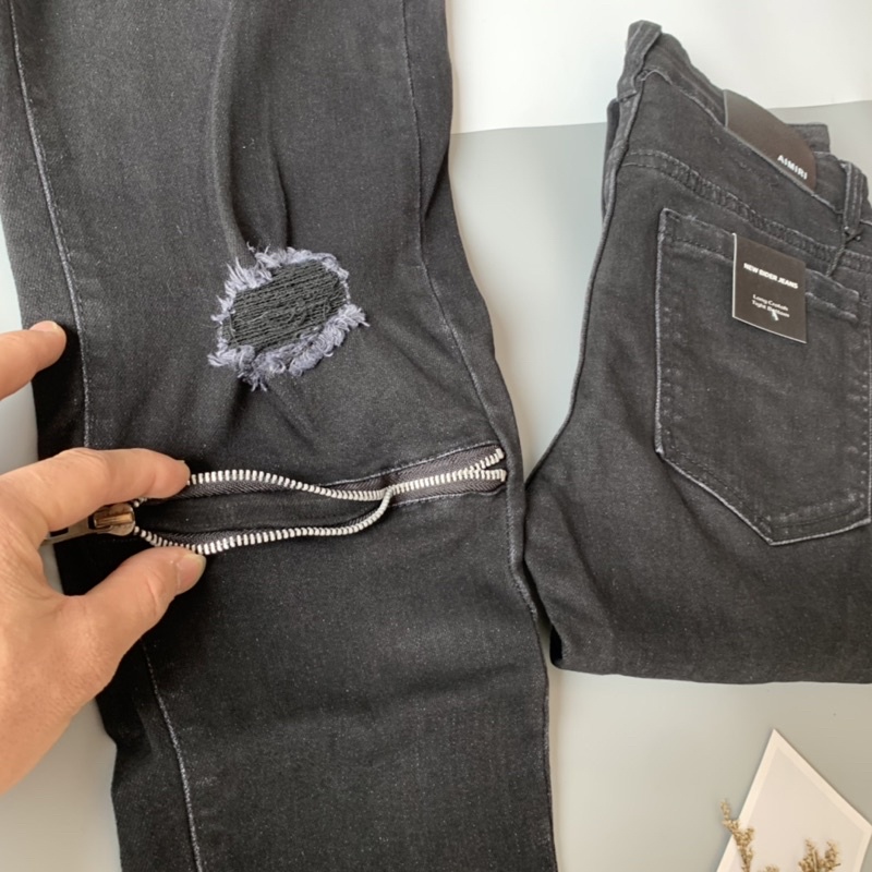 Quần jean bò nam Amiri slimfit thêu khoá zip đùi gối phối rách wash xám vuông 1 bên streetwear QJ16P