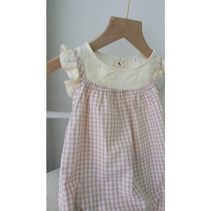 Set yếm hai dây kẻ caro chất liệu cotton Hàn và áo tay cánh tiên chất liệu xô muslin trắng cho bé gái