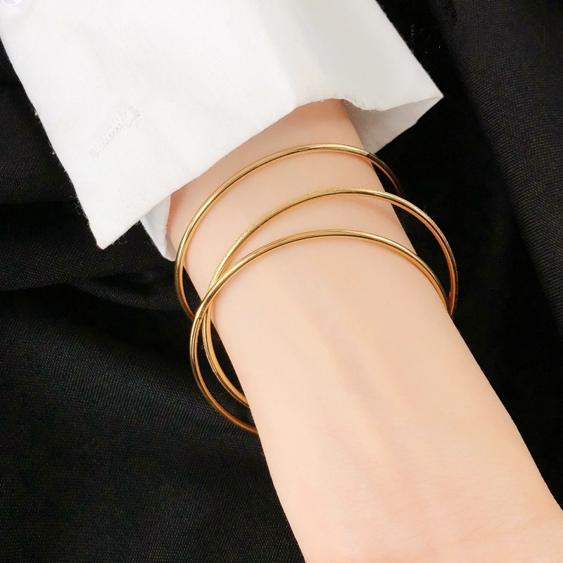 Vòng tay titan nữ tròn trơn 2 mm mạ vàng không đen gỉ (giá 1 vòng)