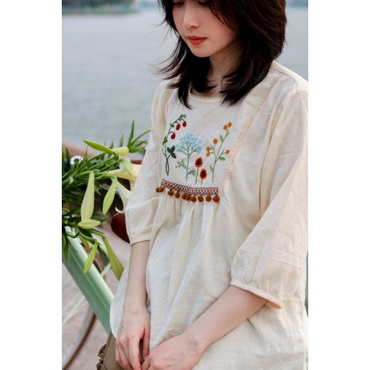 Áo thêu tay phối pompom xinh xắn | Lá Xoè