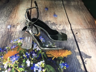 Sandal quai trong