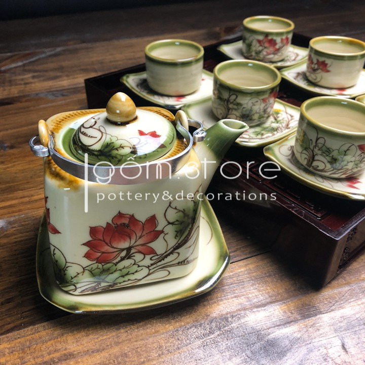 Ấm trà Bát Tràng dáng vuông vẽ tay hoa sen