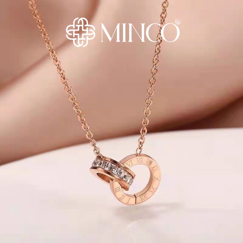 Dây Chuyền Nữ Sweet Love Minco Accessories thiết kế vintage màu vàng hồng 18k hình tròn ký tự la mã đính đá DT42