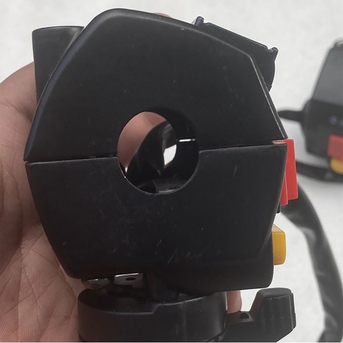 Cùm công tắc xe Max