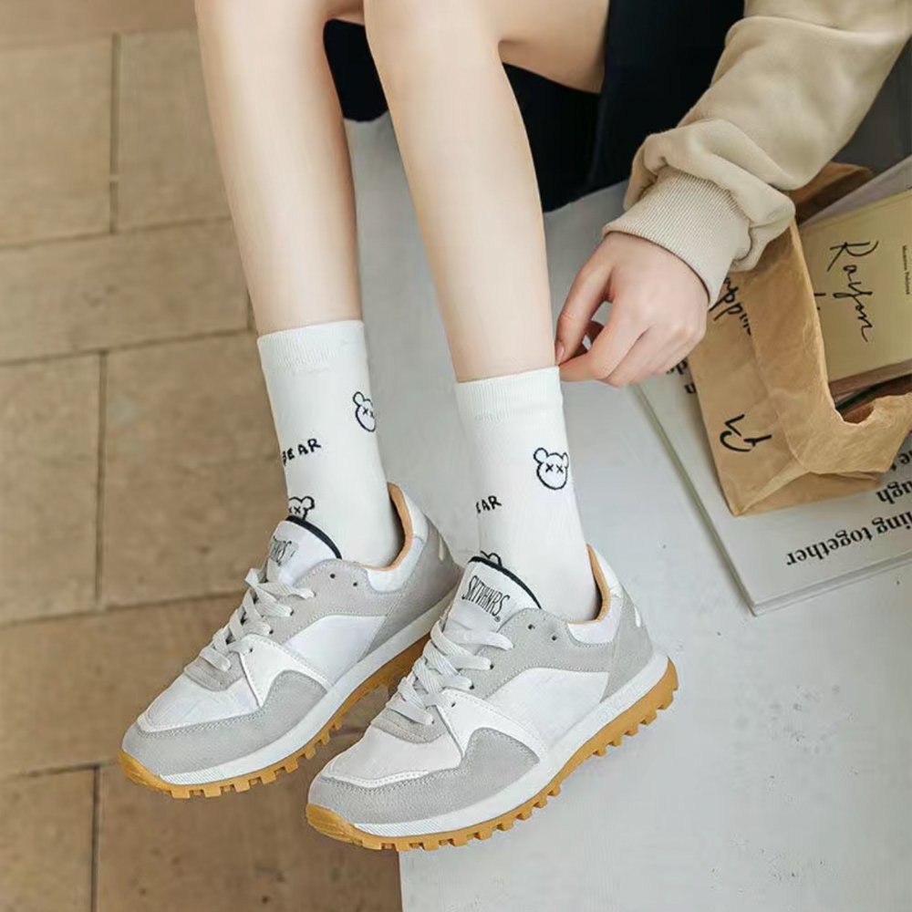 Tất nữ cổ cao họa tiết đáng yêu, tone màu trắng đen đơn giản, trẻ trung, chất liệu co dãn, thấm hút mồ hôi