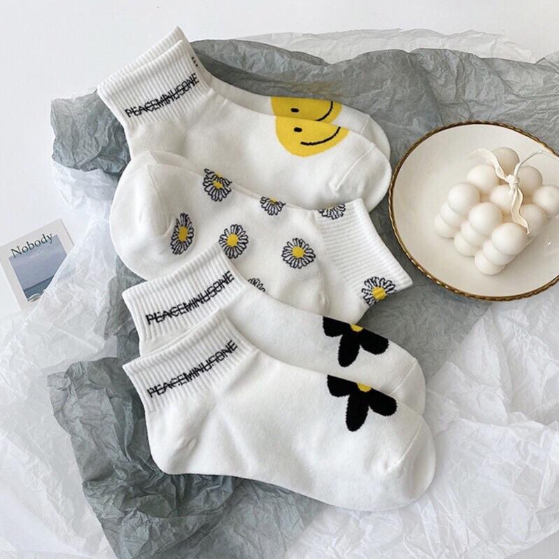 1 Đôi Tất Hoa Cúc Hot Trend ( Đen và Trắng )