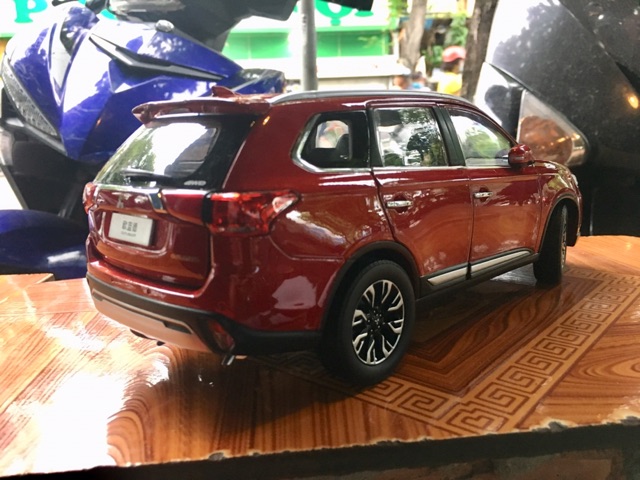 Mô hình xe SUV Mitsubishi Outlander 2022 tỉ lệ 1/18