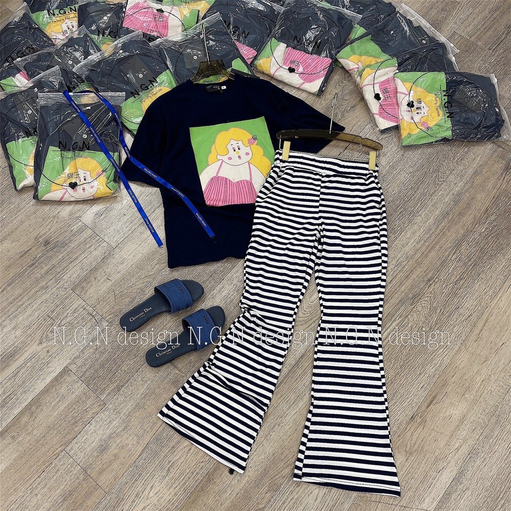 set bộ áo thun form rộng cô gái tóc vàng quần loe dài sọc k