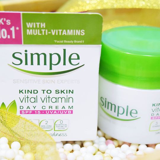 KEM DƯỠNG BAN NGÀY SIMPLE KIND TO SKIN VITAL VITAMIN DAY CREAM SPF 15 UVAUVB