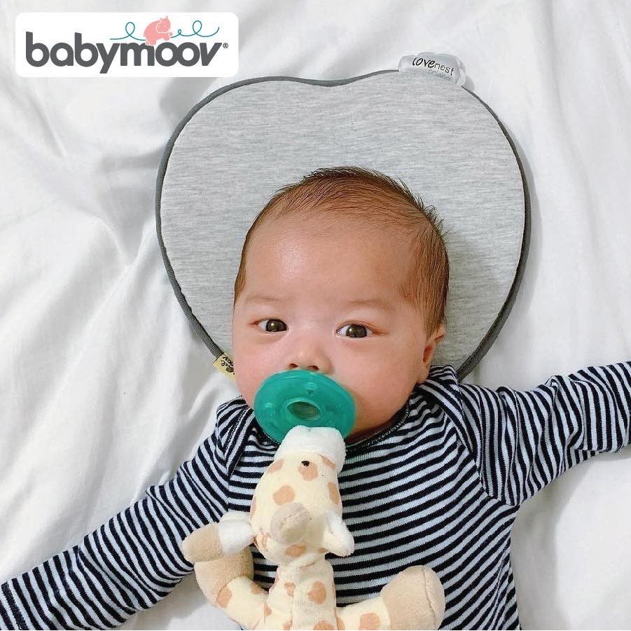 GỐI CAO SU NON CHỐNG MÉO ĐẦU BABY MOOV HÌNH TIM CHO BÉ