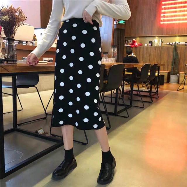 Chân váy len chấm bi