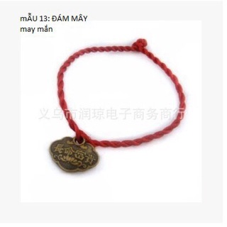 Vòng tay đỏ may mắn.