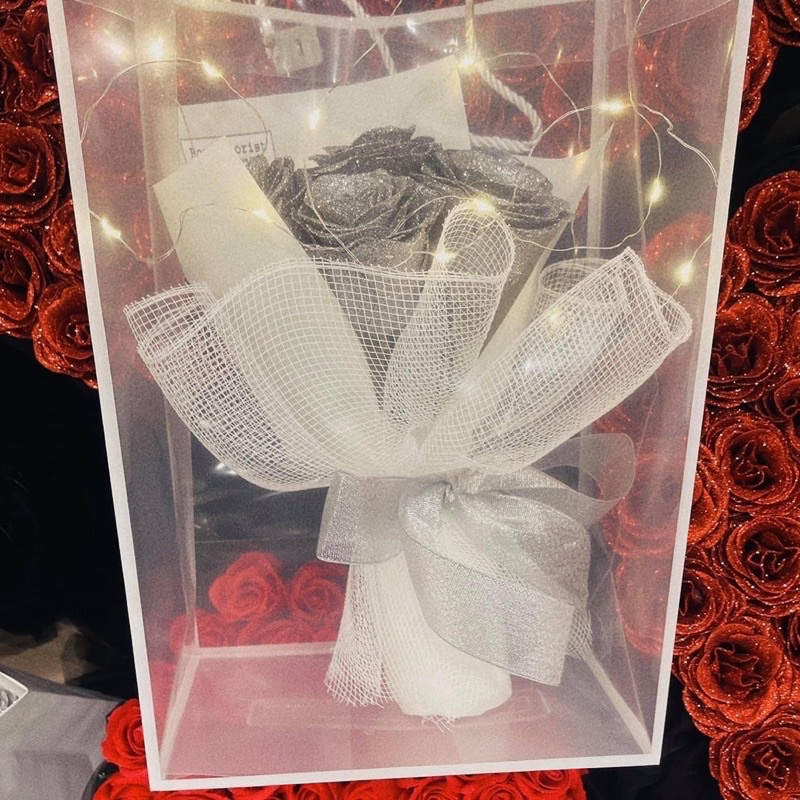 BÓ HOA NHŨ 7 BÔNG TẶNG KÈM TÚI, ĐÈN, THIỆP