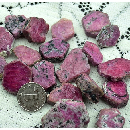 Đá corundum nguồn gốc tự nhiên màu đỏ