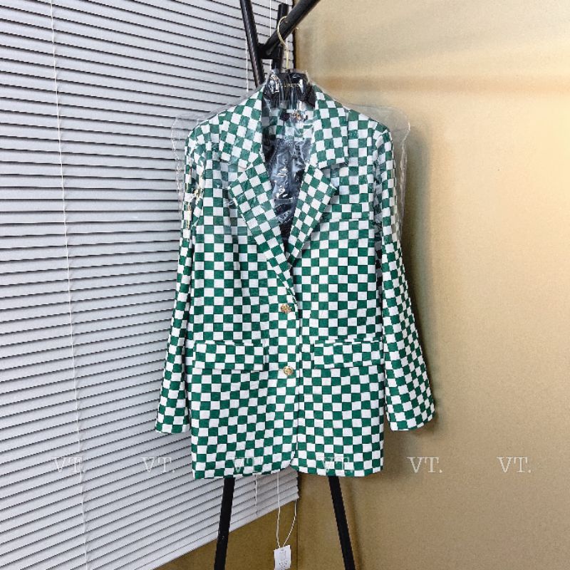 Áo vest Lv màu xanh.