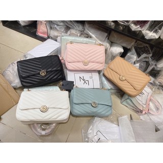Túi LYN ISABEL L HANDBAGS đeo chéo khoá tròn size 25