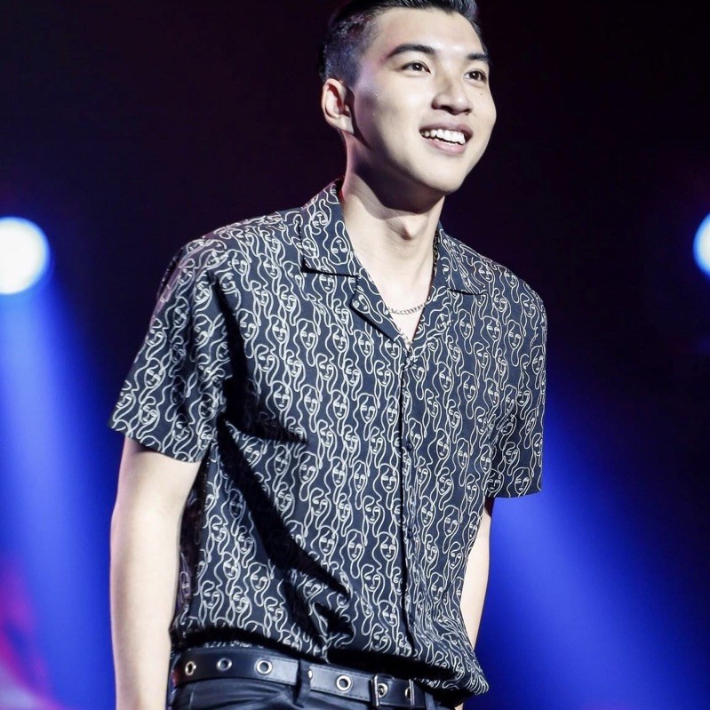 Áo Sơ Mi Hoạ Tiết Mây Cloud Tay Ngắn Cổ Vest Thời Trang Unisex Vải Lụa Chéo | BigBuy360 - bigbuy360.vn