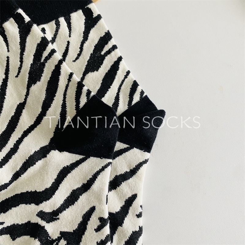 TIAN TIAN T222 Vớ Cotton Màu Đen Cổ Vừa Phong Cách Nhật Bản Dễ Phối Đồ Thời Trang Xuân Thu Cho Nữ