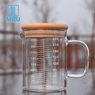 Ly thuỷ tinh chịu nhiệt quai cầm miệng rót có vạch chia đo lường dung tích 240 ml kèm nắp gỗ tre sp4976