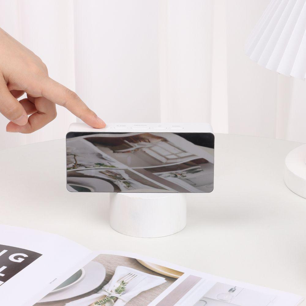 Đồng Hồ Báo Thức Kỹ Thuật Số Mặt Gương Sạc USB Để Bàn Tiện Dụng