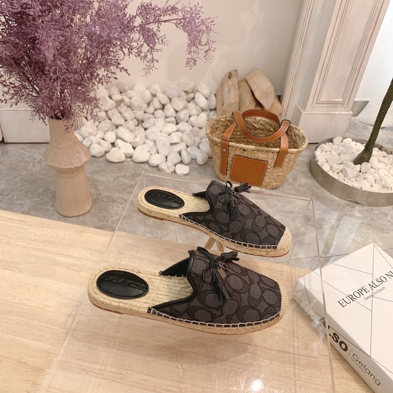Dép sục mũi tròn nữ Coach chất liệu đế dẹt sợi chống thấm, bên trong vải cotton đan chéo.