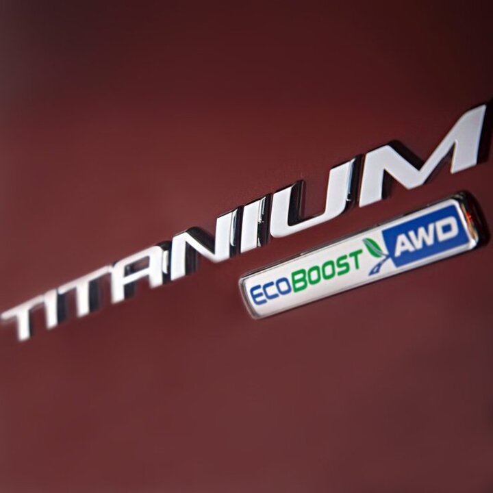 Decal tem chữ TITANIUM dán đuôi xe ô tô Ford, chất liệu hợp kim inox