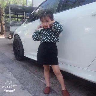 áo chấm bi kèm váy jean cho bé