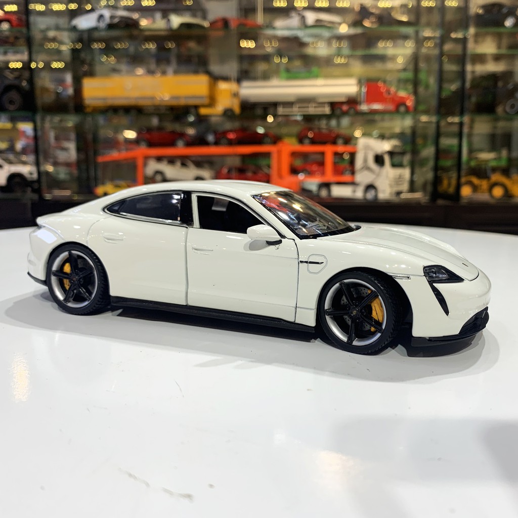 Mô hình xe Porsche Taycan Turbo S tỉ lệ 1:24 hãng Welly