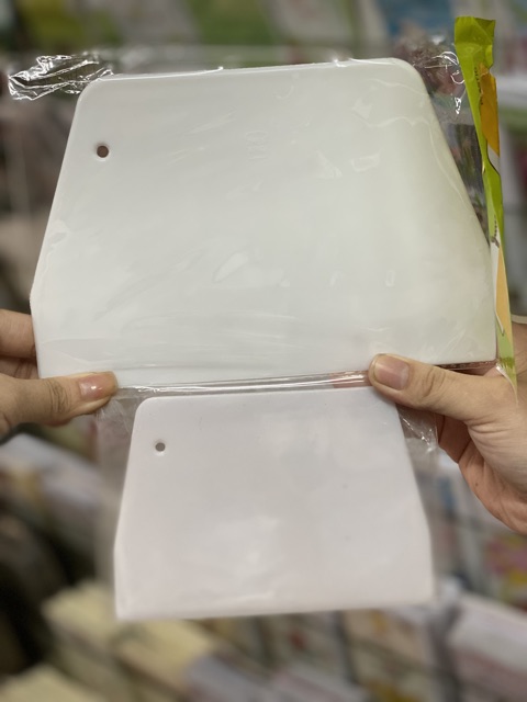 Miếng cắt bột vét bột bằng nhựa có 2 size để lựa chọn
