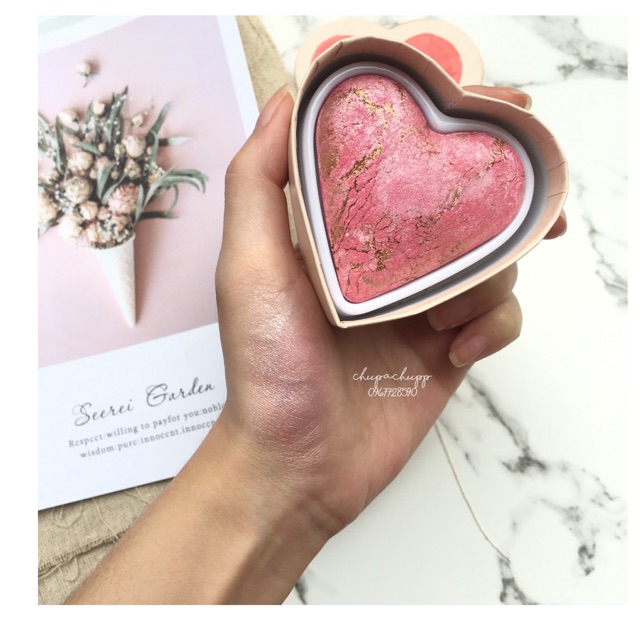 Bắt sáng Bleeding Heart highlighter Revolution