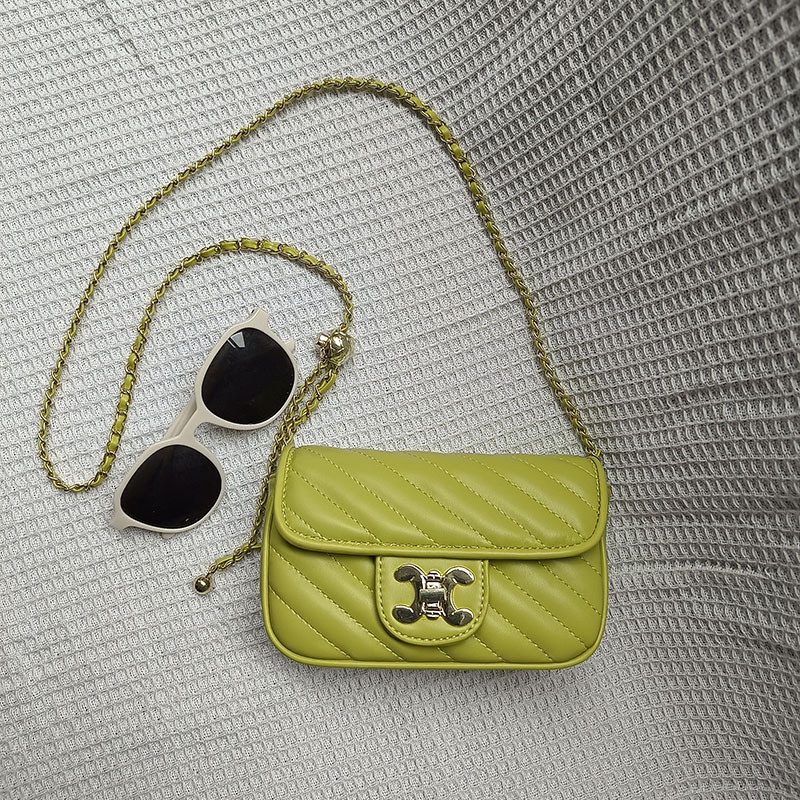 Túi đeo chéo IELGY phối dây xích phong cách đường phố cho nữ khi đi du lịch