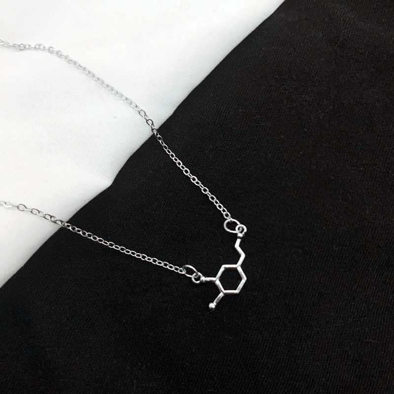Vòng cổ thép titan mặt hình Dopamine thời trang