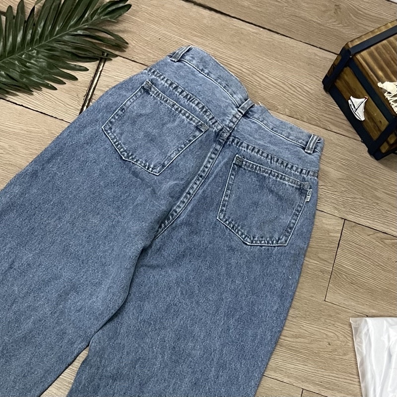 Quần jean ống suông màu sắc cơ bản cổ điển. Phong cách đơn giản, mặc rất thoải mái! | BigBuy360 - bigbuy360.vn