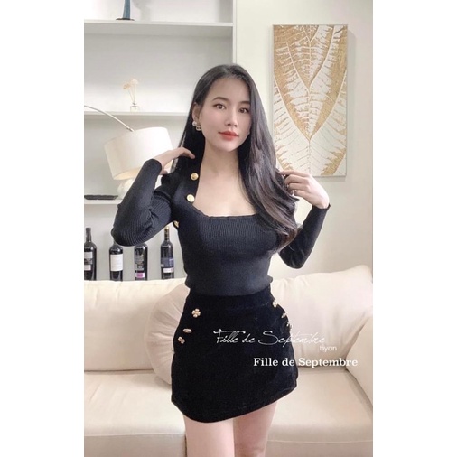 Chân váy nhung đính viền khuy hoa dáng chữ A