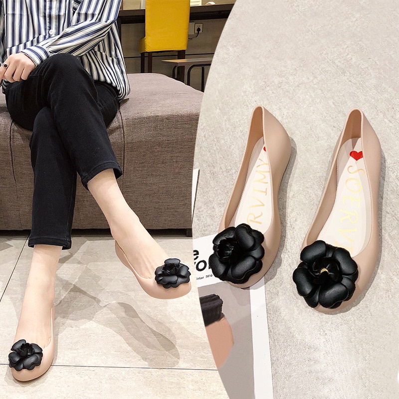 Giày búp bê hoa trà đen nhựa dẻo thơm Soervimy